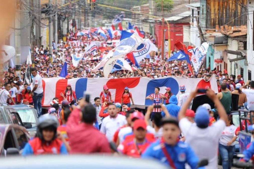 La Ultra Fiel, barra del Olimpia, armó su fiesta previo a la Gran Final contra el Motagua a su llegada al estadio Nacional.