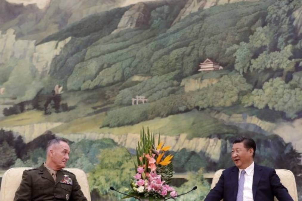 CHINA. Encuentro entre dos potencias. El presidente de China, Xi Jinping, se reúne con el general Joseph Dunford, jefe del Estado Mayor de EUA, en el Grán Salón del Pueblo en Pekín.