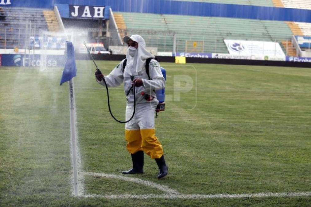 Cumpliendo con los protocolos de bioseguridad, antes del clásico capitalino se realizó una limpieza y sanitización del estadio Nacional.