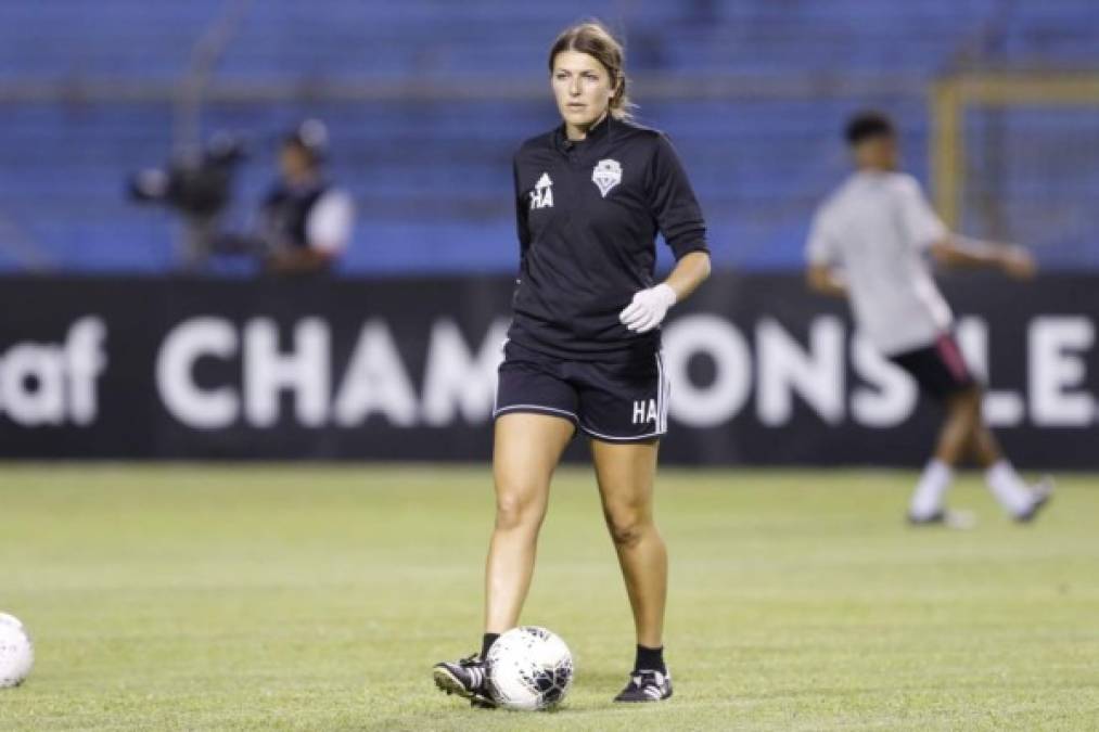 ¿Quién es? Se trata de Hilary Obert, la bella fisioterapeuta que trabaja con el Seattle Sounders y que estuvo en el estadio Olímpico.