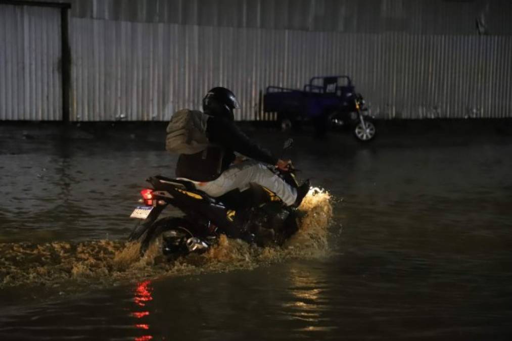 Durante las últimas lluvias que han caído sobre San Pedro Sula, zonas como la avenida Circunvalación por el Monumento a la Madre, la 27 calle y la segunda calle, salida vieja a La Lima, se han anegado y varios carros se han quedado varados.