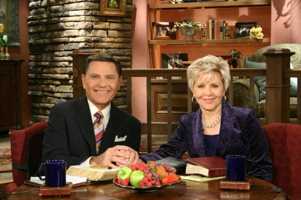 Kenneth Copeland, reconocido por sus mensajes sobre prosperidad y abundancia, y el fundador de una organización cristiana llamada Kenneth Copeland Ministries, tiene un patrimonio estimado en $25 millones.