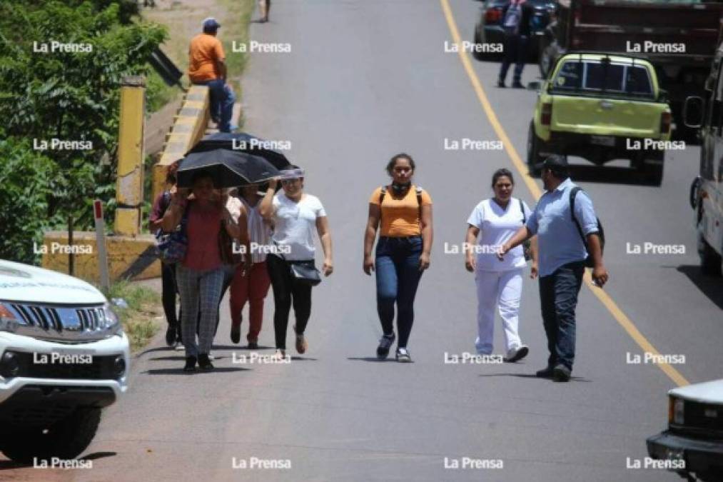 La toma de la carretera en El Hatillo inició desde las 5:00 am, desde entonces llegó un contingente de antimotines a desalojarlos.