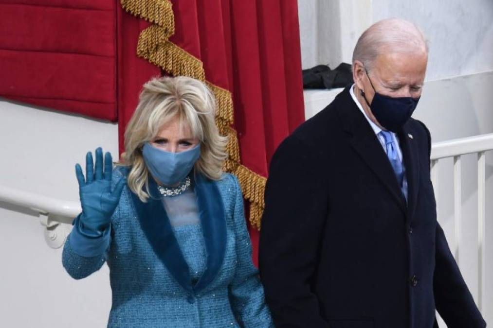 Con la elegancia que la caracteriza y la emoción por el esperado momento, Jill Biden se robó las miradas al acompañar a su esposo en el evento más importante de su carrera política.
