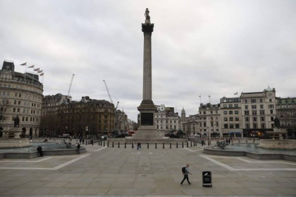 En Londres, unas pocas personas salieron a las calles esta mañana luego de que el Gobierno endureciera las medidas de contención tras un alarmante estudio que cifraba en 200,000 la cifra de víctimas del Covid 19 si no se tomaban medidas más drásticas.