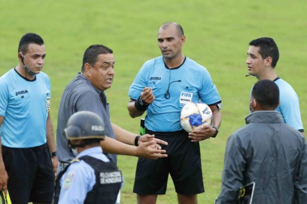 El entrenador colombiano Jhon Jairo López le reclamó a los árbitros tras la derrota del Platense contra el Marathón. Foto Neptalí Romero
