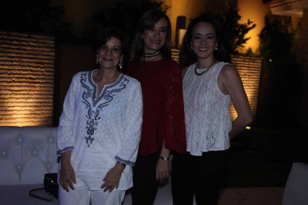 Carolina Sikaffy, Mónica Frías y Heidy Rápalo.