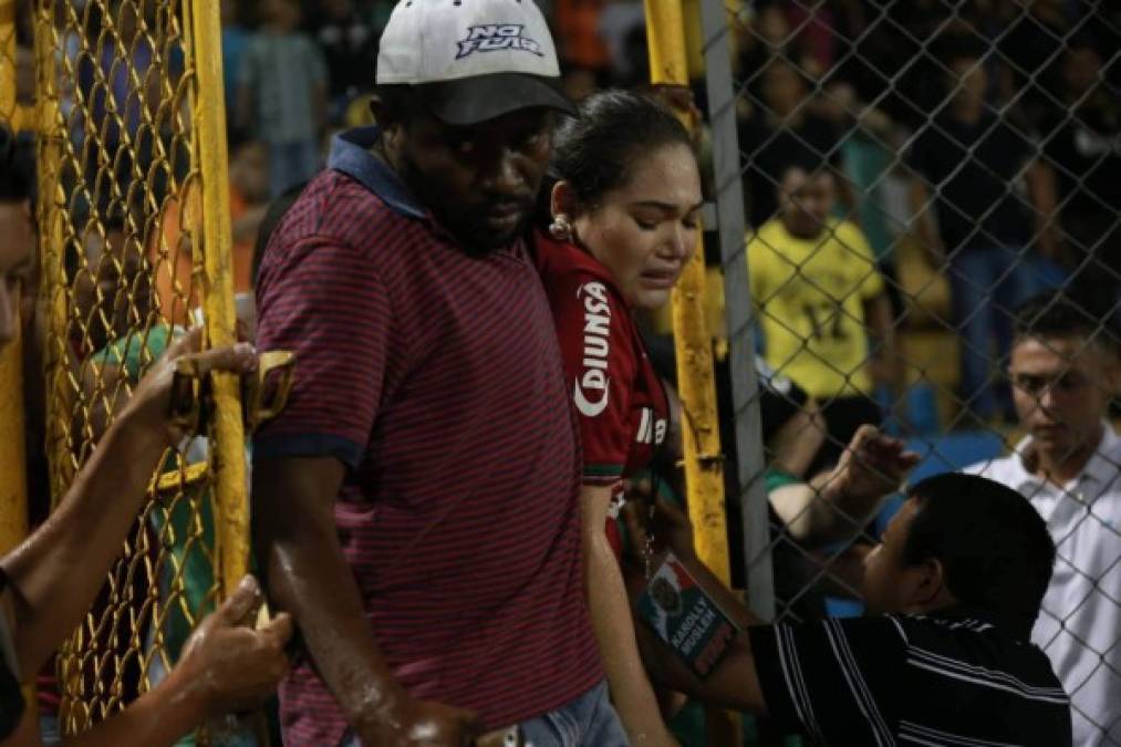 Los aficionados del Marathón salieron corriendo de las gradas por la pelea.