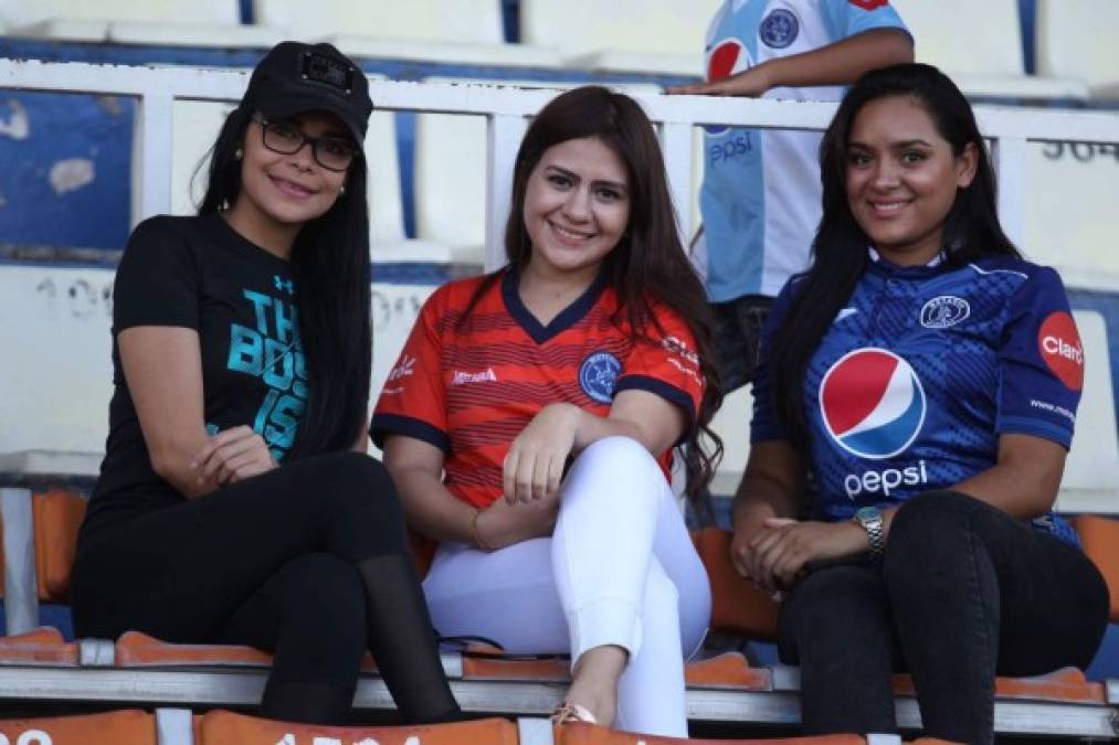 Hermosas aficionadas del Motagua apoyando a su equipo ante Olimpia.