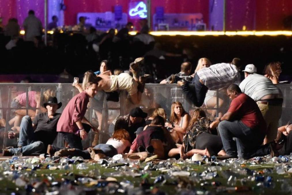 'Estábamos viendo el concierto, pasándola bien, cuando escuchamos algo que sonaba como fuegos artificiales', dijo al diario Las Vegas Sin, Joe Pitz, uno de los asistentes.