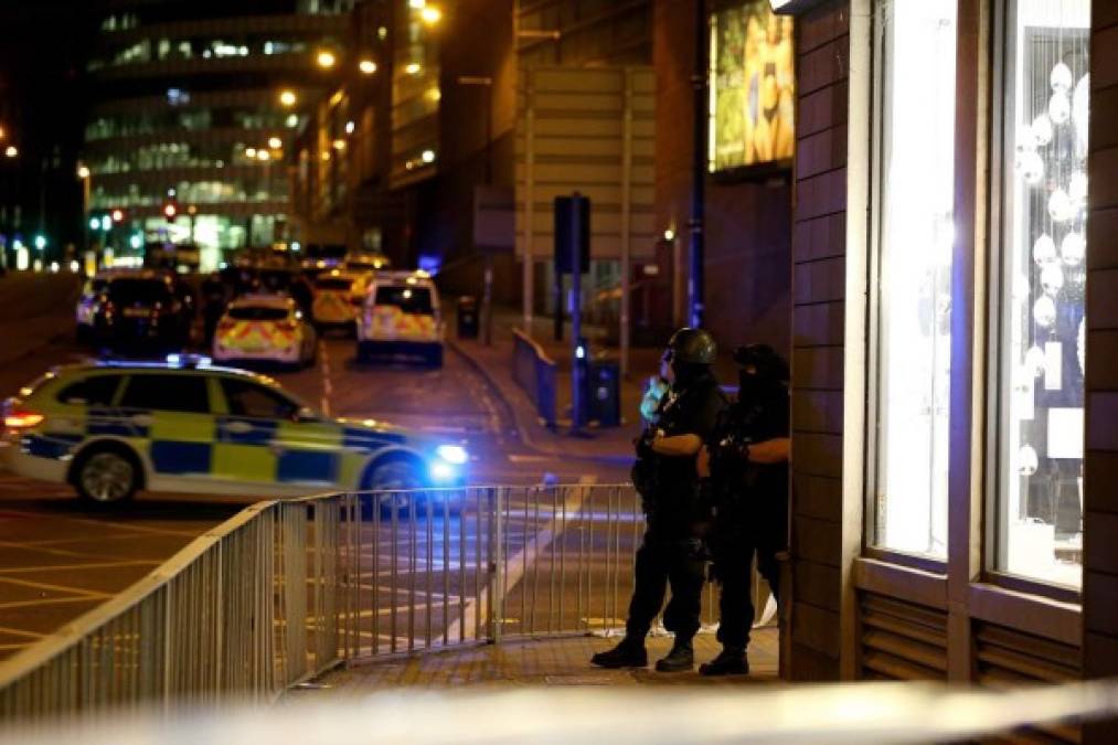 Oficiales armados patrullan tras dos explosiones registradas cerca del Manchester Arena, en Manchester, (Reino Unido) hoy, lunes 22 de mayo de 2017.