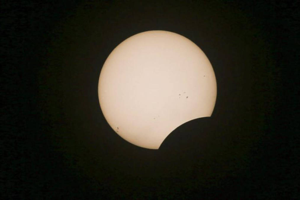 El eclipse solar, desde Estoril. Portugal. EFE