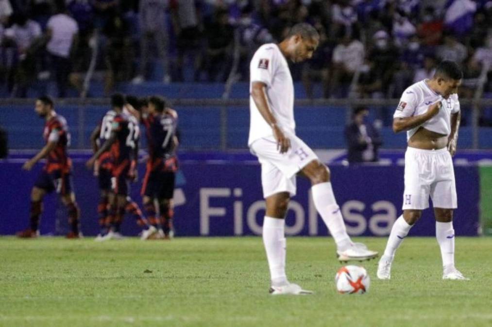 Eddie Hernández y Bryan Moya, cabizbajos tras el cuarto gol de Estados Unidos.