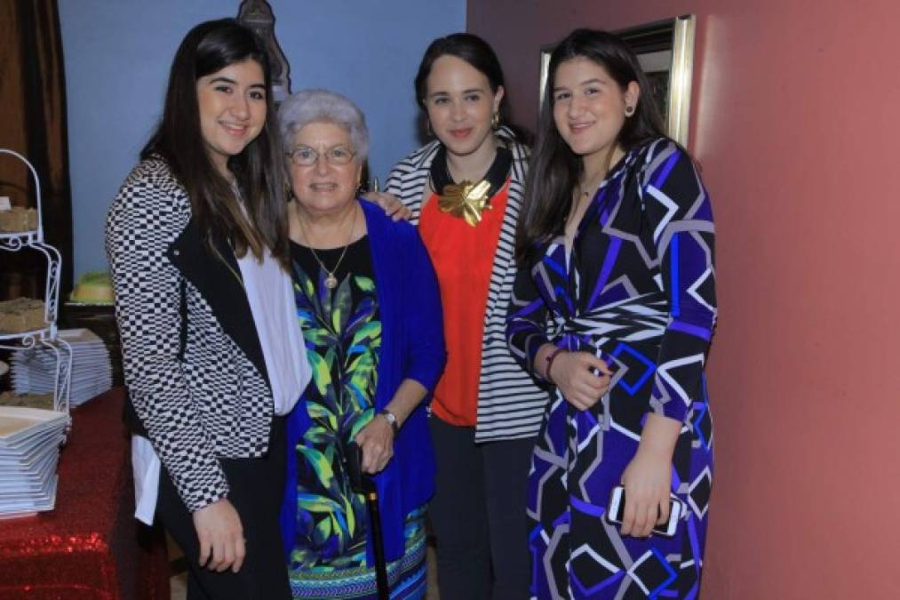 Luciana Sabillón, Martha y Paola Canahuati y Amanda Sabillón.