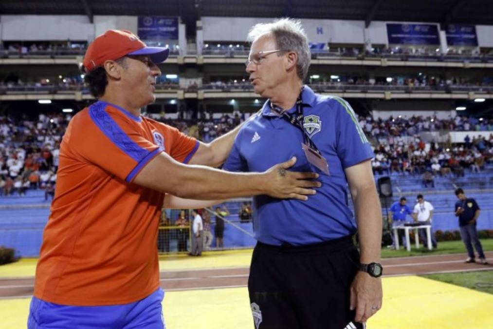 Pedro Troglio saludando al entrenador del Seattle Sounders, el estadounidense Brian Schmetzer.