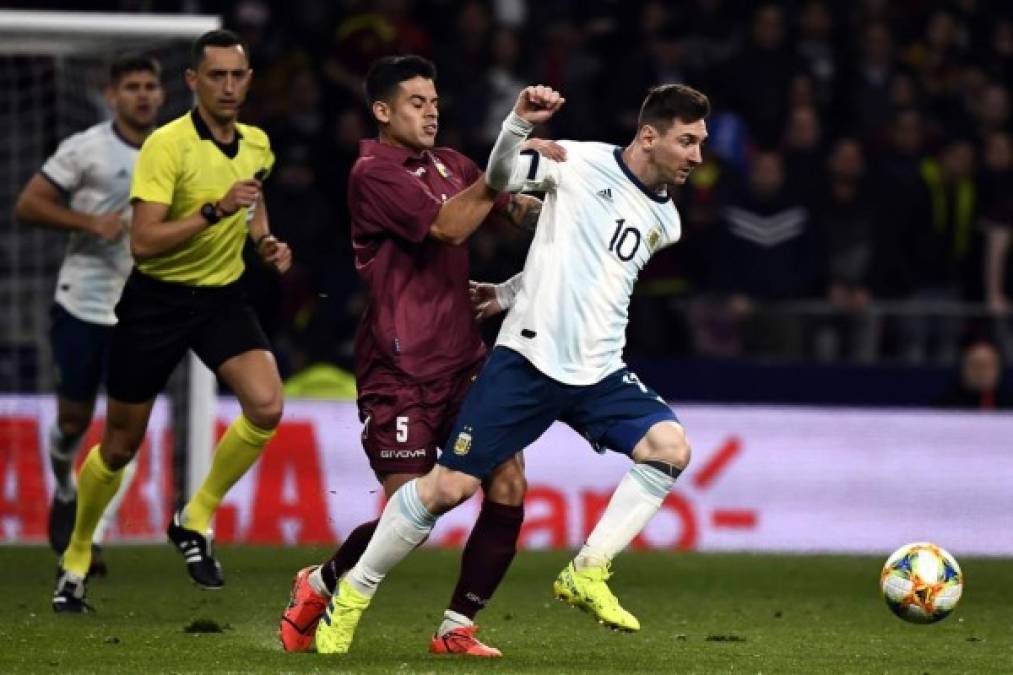 Messi forcejea por el balón con el venezolano Júnior Moreno. El argentino estuvo bien marcado.