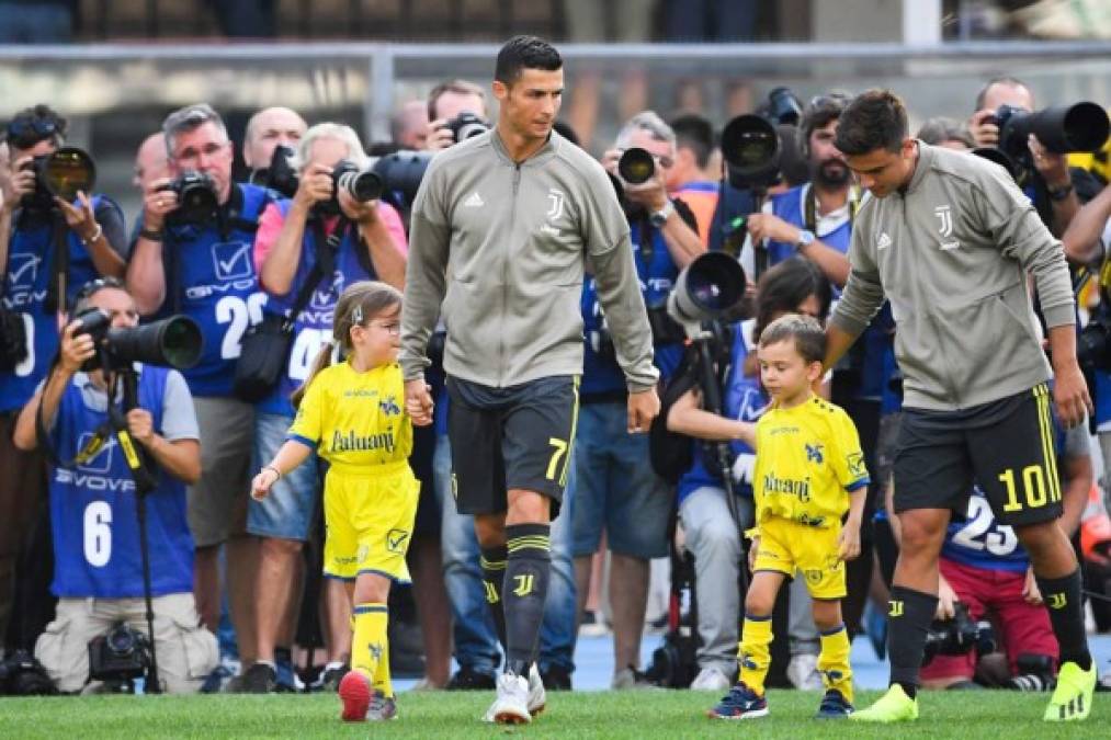 Después del calentamiento, Cristiano Ronaldo salió para el partido agarrado de la mano de una niña.