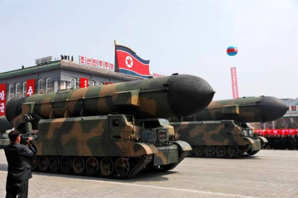 Corea del Norte reforzará sus 'medidas nucleares de auto-defensa' ante el envío del portaaviones estadounidense Carl Vinson cerca de su territorio, informaron hoy los medios estatales, que también tacharon de 'farol' dicho despliegue.