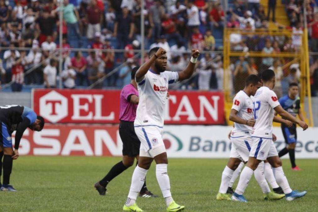 El León debutó en el torneo Clausura con una victoria de 2-1 en el estadio Morazán. Benguché festejó de esta manera uno de sus goles.