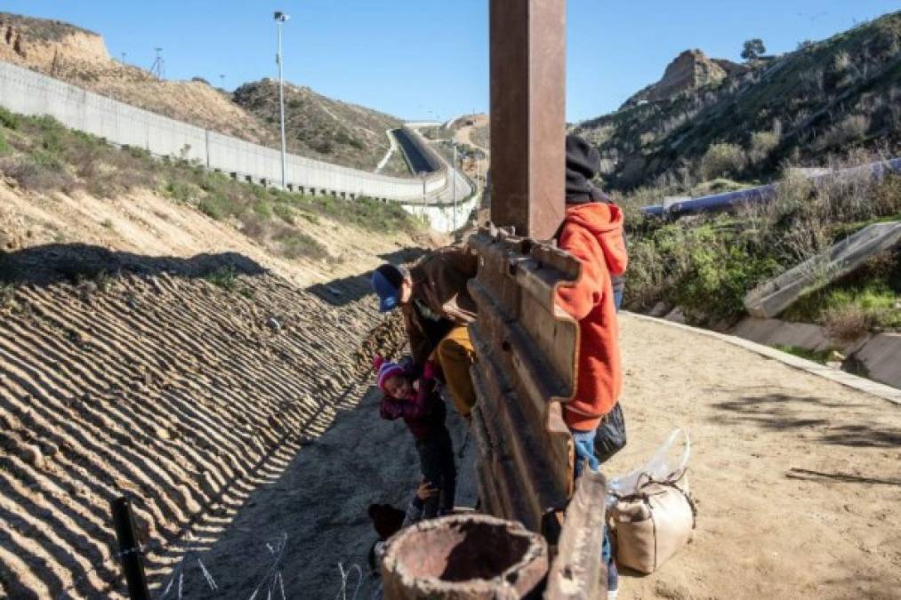 En las últimas semanas, miles de migrantes centroamericanos han cruzado ilegalmente a EEUU, desesperados tras permanecer varados por varios días en Tijuana.