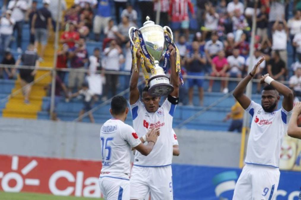 La plantilla del Olimpia tuvo el lindo gesto de presentarle la Copa a su afición previo al pitazo inicial del duelo ante Real de Minas.