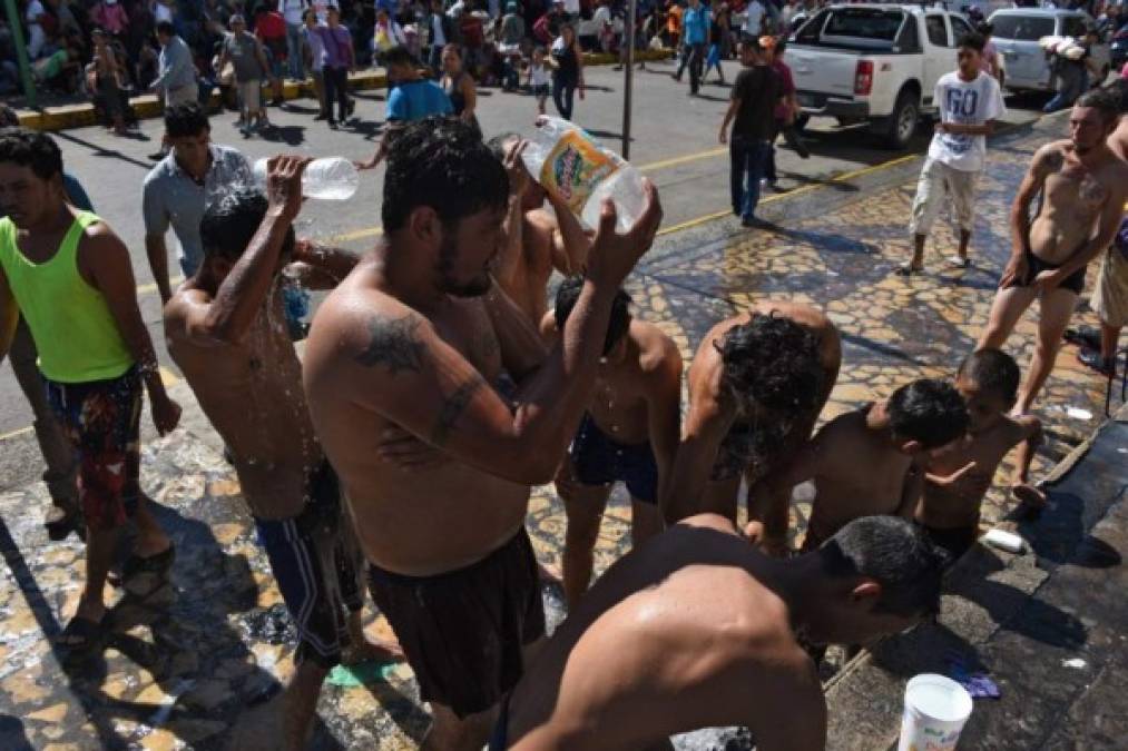 Los migrantes madrugaron esta mañana para bañarse y desayunar al aire libre en Tapachula, gracias a los donativos de organizaciones y voluntarios mexicanos que han proveído asistencia a los cansados caminantes.