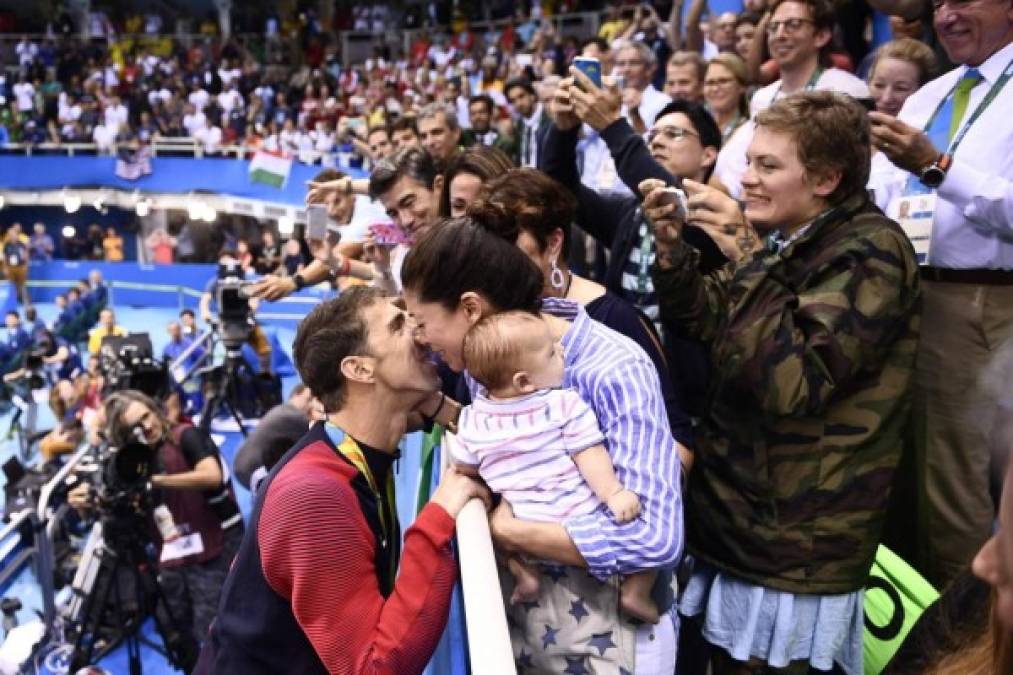 El Phelps inmaduro se ha convertido en un padre de familia, que dedica sus medallas a Nicole, a Boomer y a su madre Deborah en las tribunas. Ese es el aplauso que más le importa al legendario nadador estadounidense.