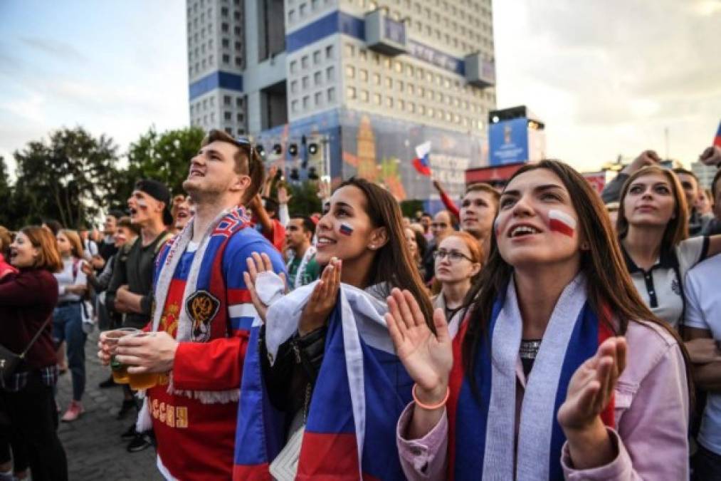 La rusas también apoyaron con su belleza a la selección anfitriona. / Foto AFP