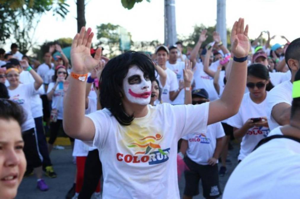 Desde tempranas horas miles de hondureños y extranjeros se reunieron para participar en el Colorun 2014.