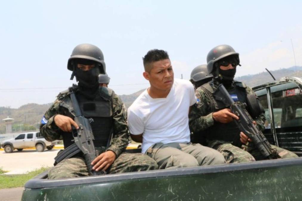 En una sorpresiva operación denominada 'Arpía2', unos 378 reclusos del Centro Penal de San Pedro Sula fueron trasladados este martes a la cárcel de máxima seguridad en Ilama, Santa Bárbara, en la zona occidente de Honduras.<br/>