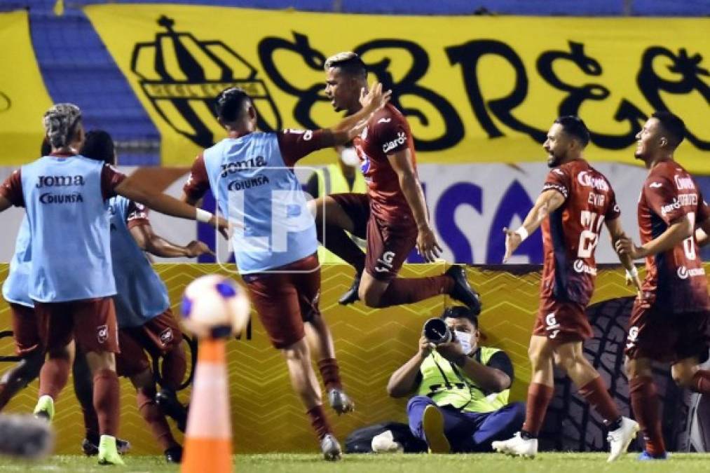 Marco Tulio Vega celebrando con sus compañeros el gol que puso a ganar al Motagua ante el Real España.