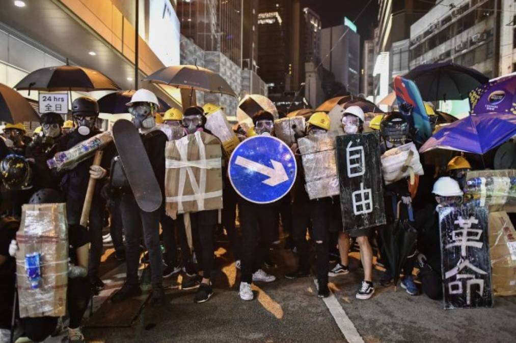 Tras ocho semanas de protestas masivas en Hong Kong, el ejército chino lanzó una fuerte amenaza contra los manifestantes mediante un video que muestra su extenso arsenal antidisturbios y un duro discurso del comandante militar en jefe en la excolonia.