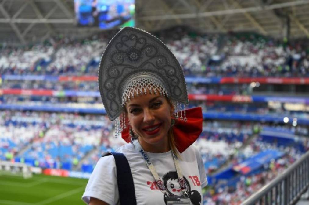 Las rusas engalanaron con su belleza las gradas del Samara Stadium. Foto AFP