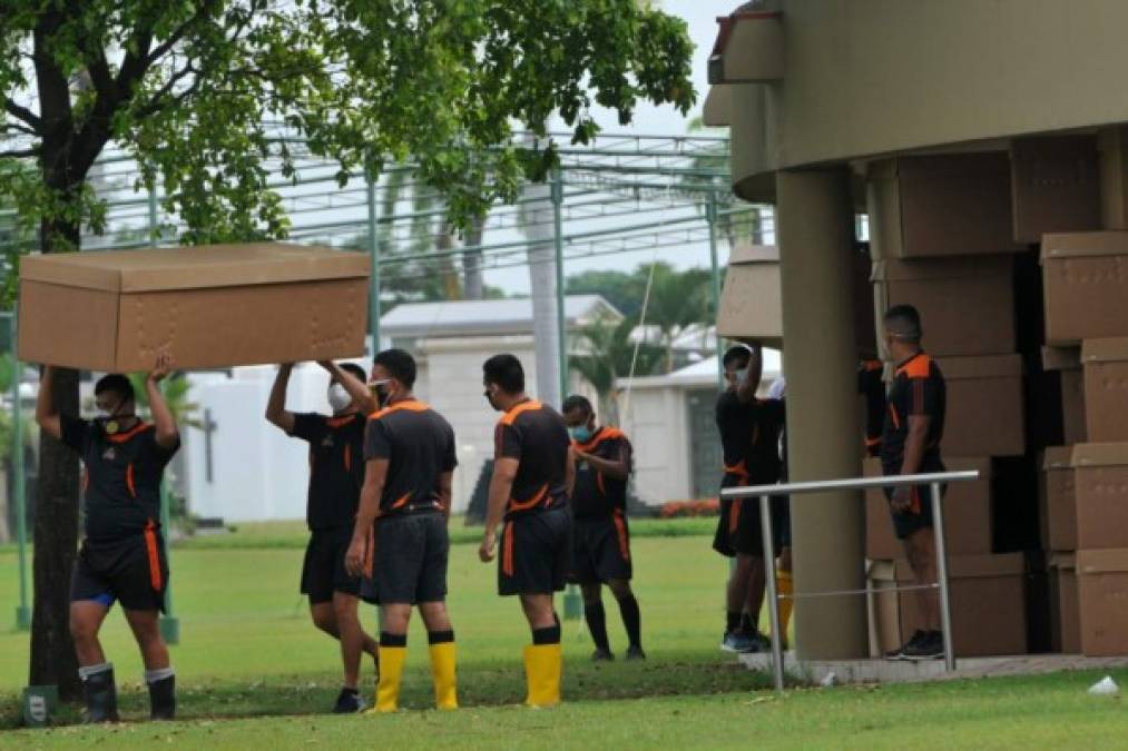 En algunos países, los servicios funerarios se han visto abrumados para atender la demanda. En Guayaquil, Ecuador, la escasez de féretros de madera obligó a usarlos de cartón.