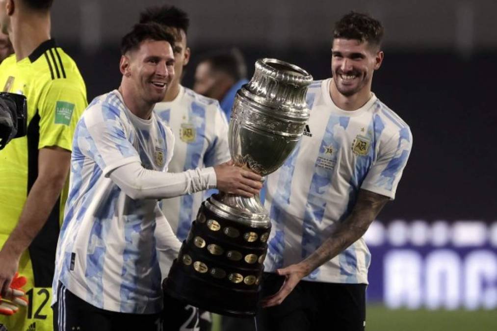 Messi y Rodrigo de Paul con el trofeo de la Copa América.