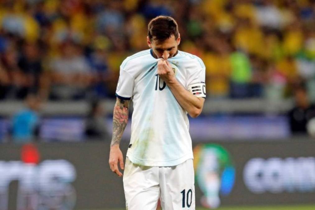 Messi se lamenta al final del partido en el Mineirao.