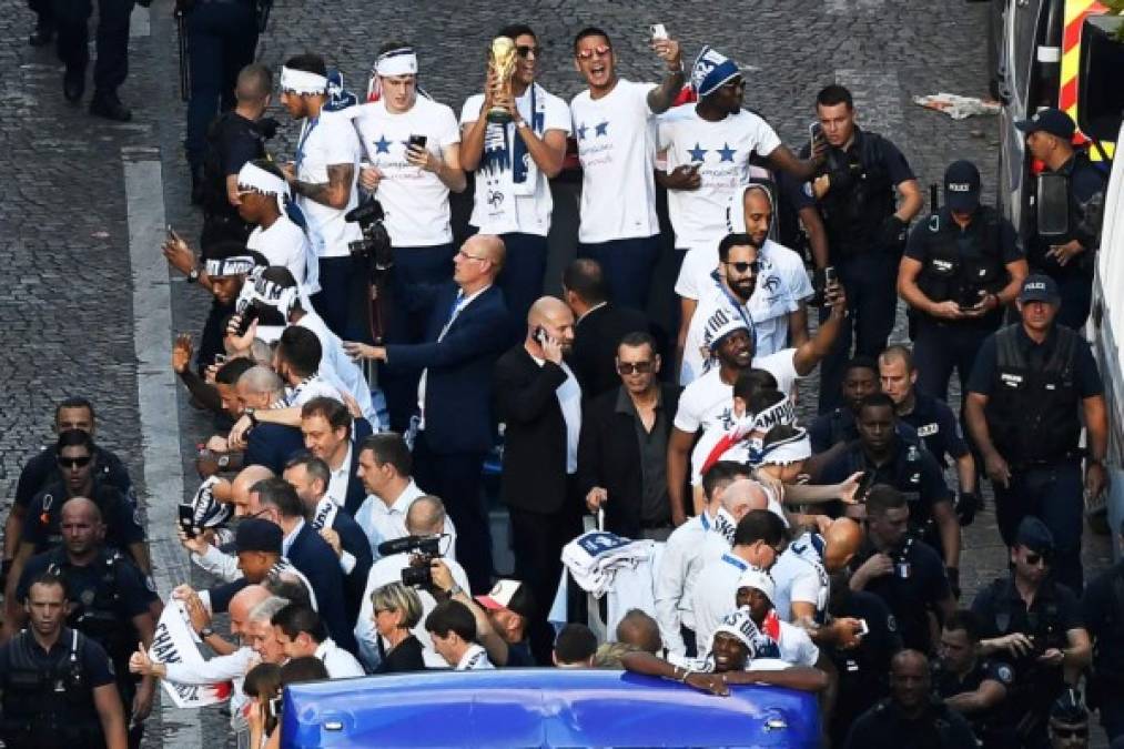 Fue por ello un desfile deslucido, algo frío ante miles de aficionados franceses. Los jugadores estuvieron algo alejados de las personas.