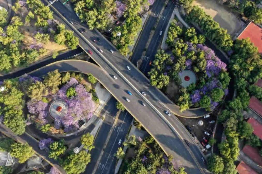 Vista aérea hoy de poco tráfico a lo largo de las carreteras del barrio de Polanco en la Ciudad de México, durante el brote del nuevo coronavirus COVID-19.