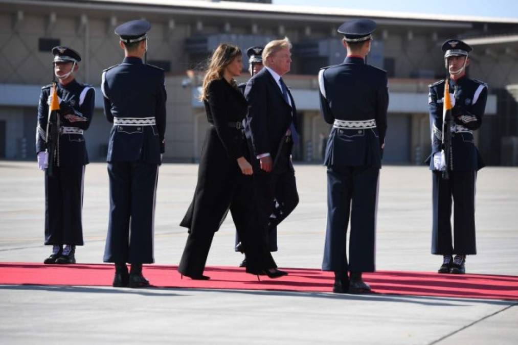 Melania usó ese mismo atuendo para su partida de Seúl.