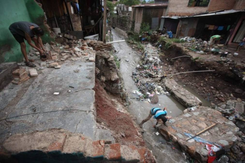 La intensidad de las lluvias provoca estragos en las construcciones a orillas de las corrientes de agua, socavando los cimientos de muros y paredes, que a menudo se yerguen de forma precaria.