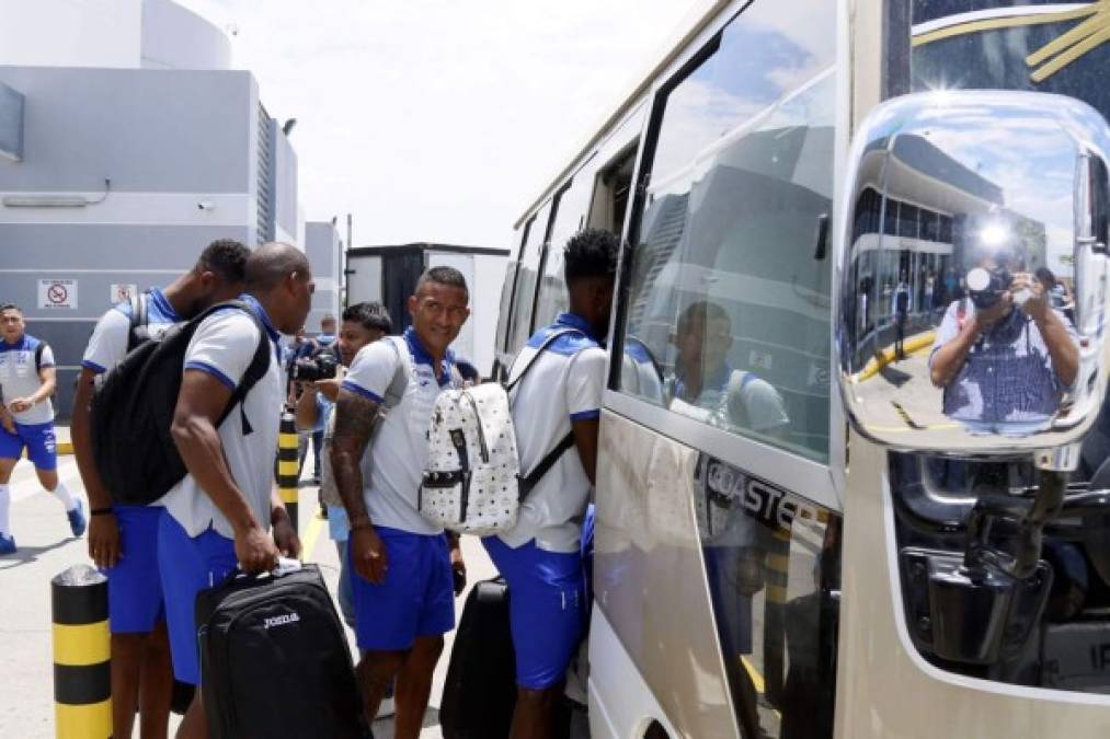 Los jugadores catrachos ingresando al autobús que los trasladó al hotel de concentración en San Pedro Sula.