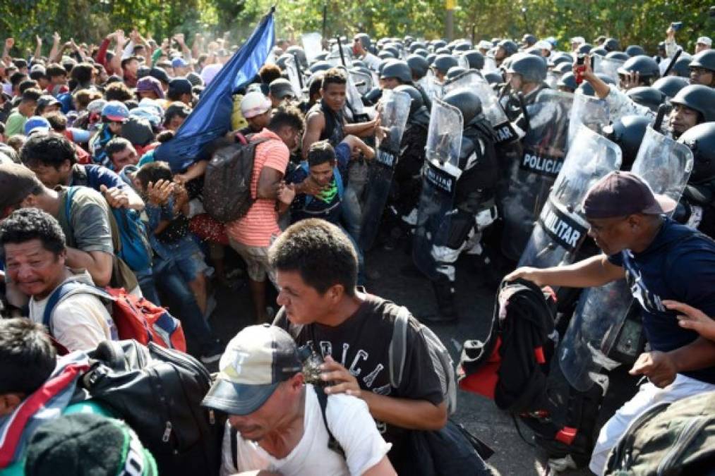 La Guardia Nacional tuvo que reprimir con gases lacrimógenos a los migrantes que pidieron les respetaran sus derechos humanos.