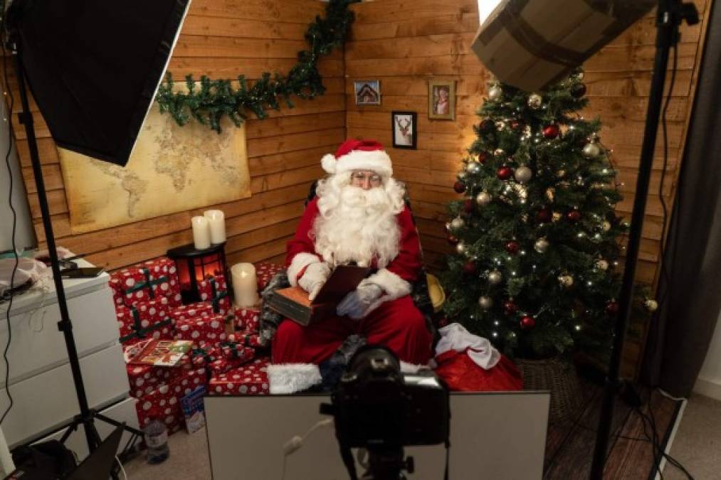 En Londres, Papá Noel respeta el confinamiento y se ajustó al teletrabajo para recibir los pedidos de los niños.