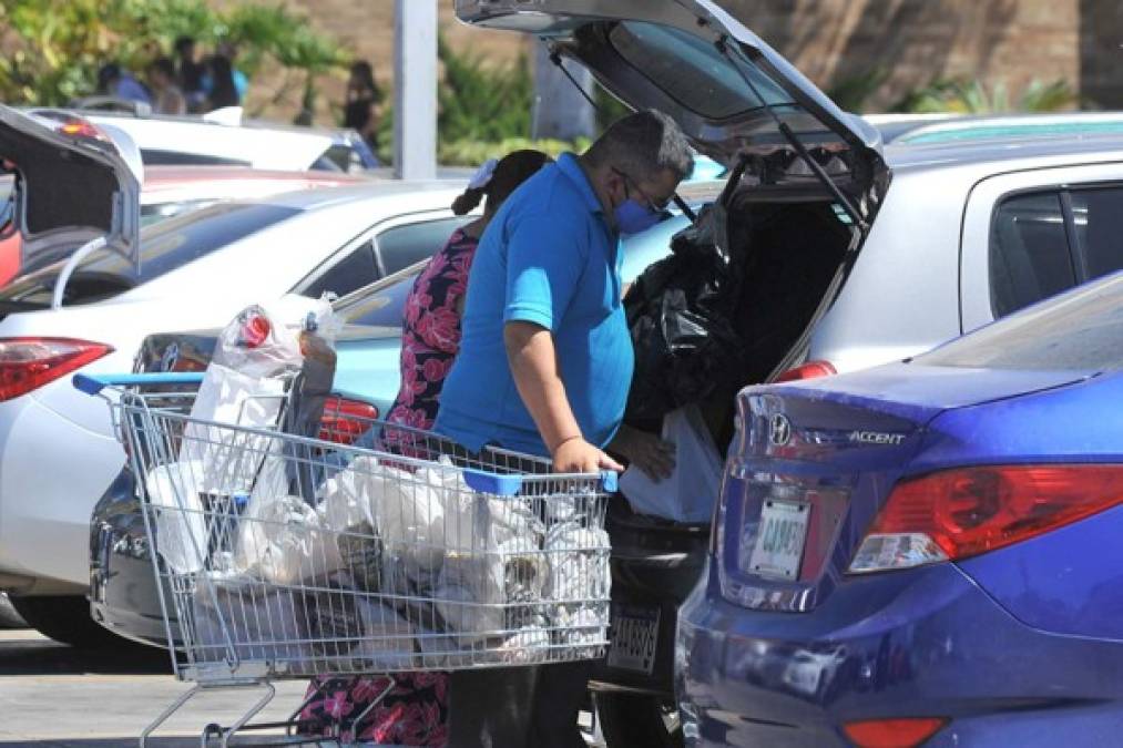 Cientos de hondureños abarrotaron, este día, desde muy temprano los centros de abastos, supermercados y agencias bancarias. Sin embargo, muy pocos siguieron las recomendaciones básicas como mantener un metro de distancia.