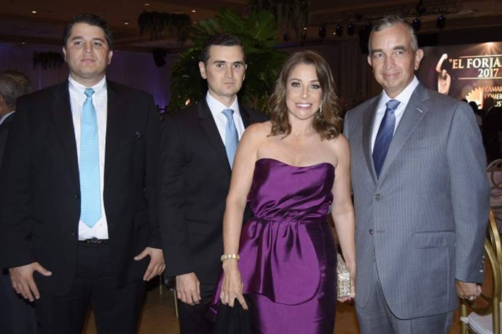 Juan Carlos, Ernesto, Elena y Ernesto Lázarus.