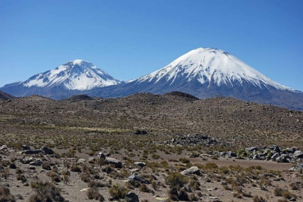 Ubicado entre la frontera de Bolivia y Chile, el volcán Pomerape es otra barrera natural que separa dos países. En el lado de Bolivia se encuentra en el Departamento de Oruro y en Chile se ubica en la Región de Arica y Parinacota.