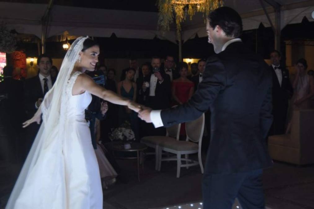 Los novios irradiaron felicidad en el primer baile como esposos.