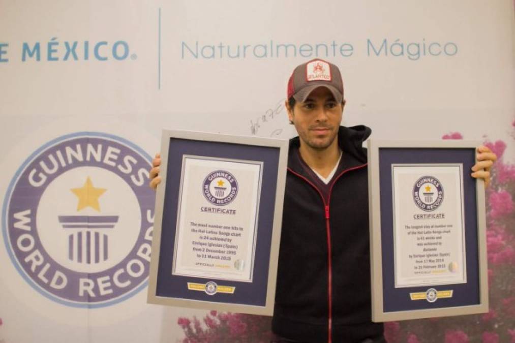 Enrique Iglesias tiene dos certificados en el Libro de Récords por la mayor cantidad de éxitos en llegar a la primera posición en la lista de Hot Latin Songs, y por la canción “Bailando” que logró obtener la más larga estadía en la primera posición de la lista de Hot Latin Songs.