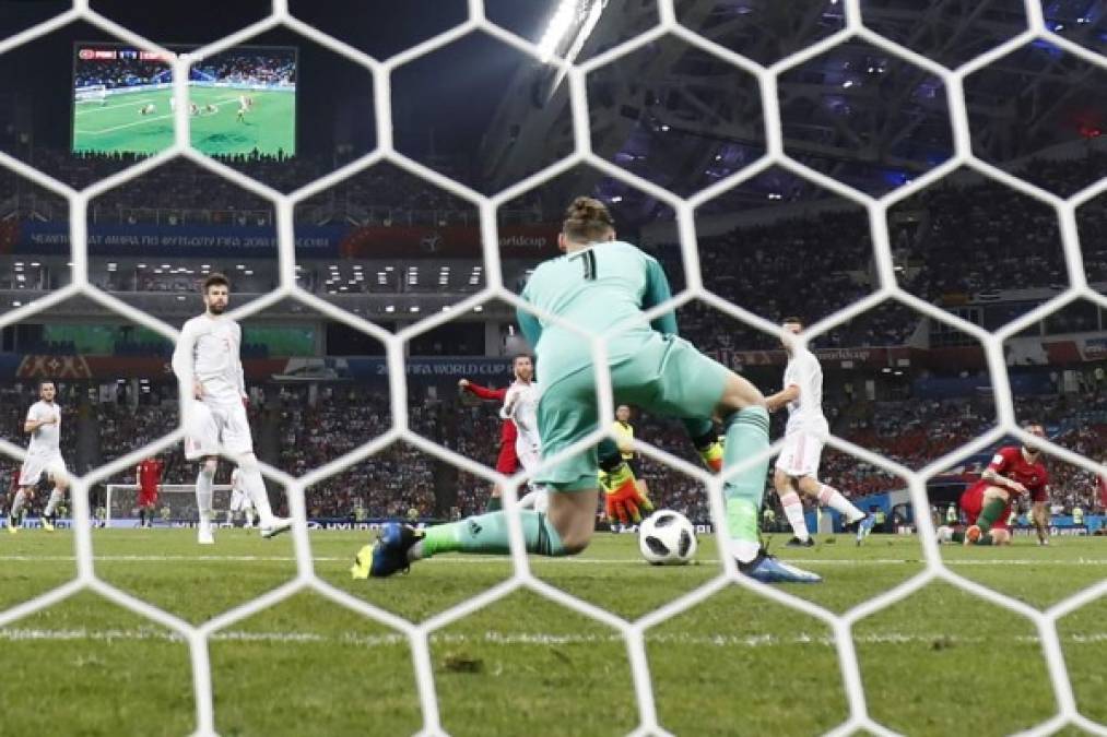 David De Gea se apresta a detener el zurdazo de Cristiano Ronaldo. Foto AFP