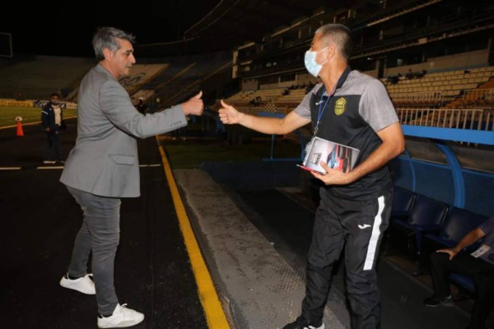 Diego Vázquez salundo a Josué Reyes, preparador de porteros del Real España.